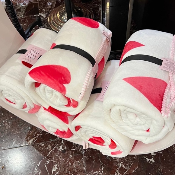 ♥️Victoria secret heart Sherpa blanket - Picture 3 of 6